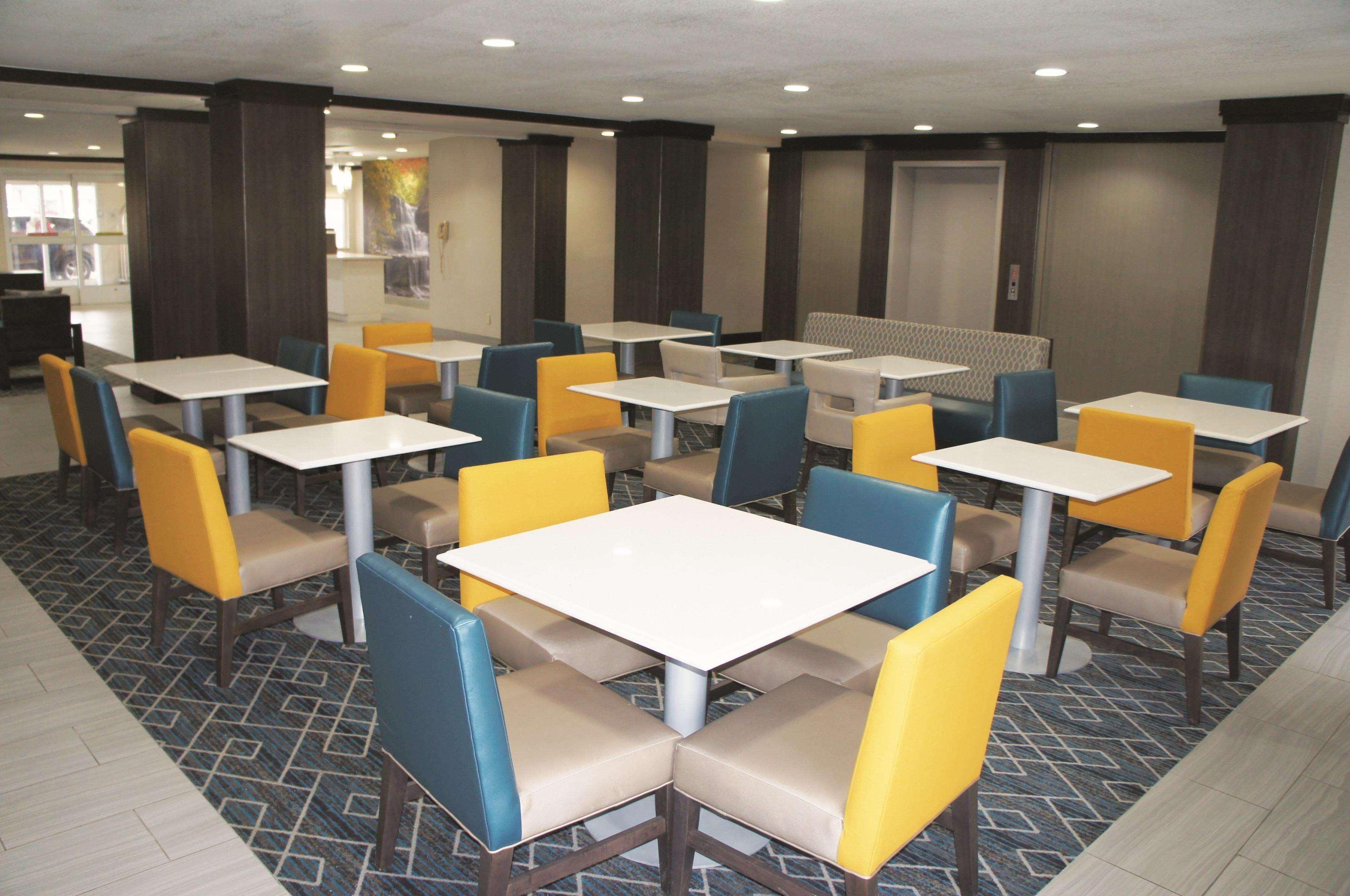 La Quinta Inn & Suites By Wyndham Peru Starved Rock St Park Exterior foto