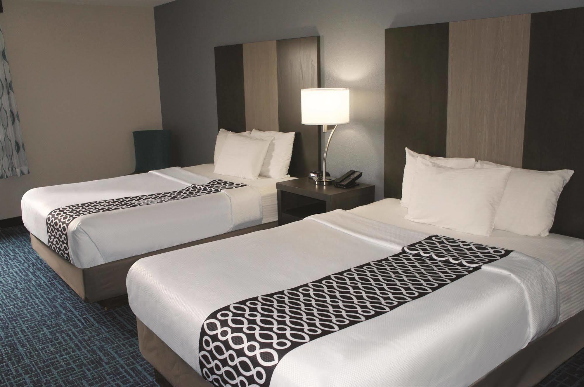 La Quinta Inn & Suites By Wyndham Peru Starved Rock St Park Exterior foto